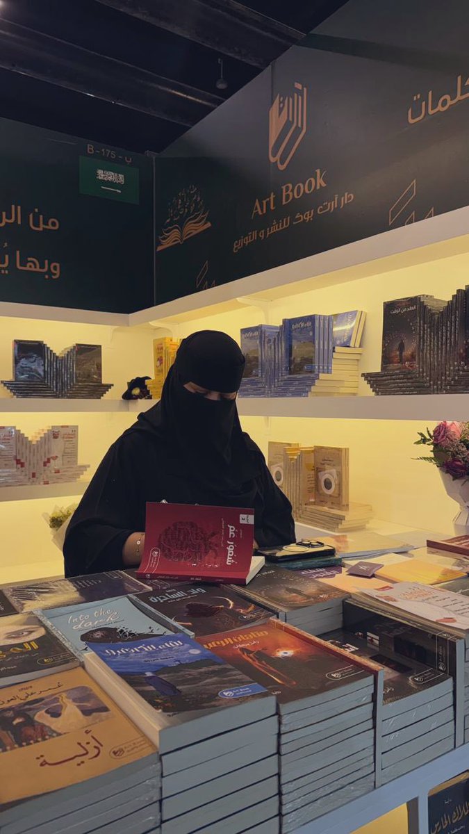 MunaAladwani's tweet photo. في معرض الرياض الدولي للكتاب، تنبض الحروف بالحياة وتلتقي الثقافات من كل أنحاء العالم.
هو أكثر من معرض، إنه رحلة تجمع القارئ بالكاتب وتعيد للقراءة سحرها، لتبقى الرياض عاصمة للكلمة وموطن الإبداع.
#الرياض_تقرأ
#معرض_الرياض_الدولي_للكتاب_2025
#هيئة_الأدب_والنشر_والترجمة https://t.co/Ce2rQS7Wm2
