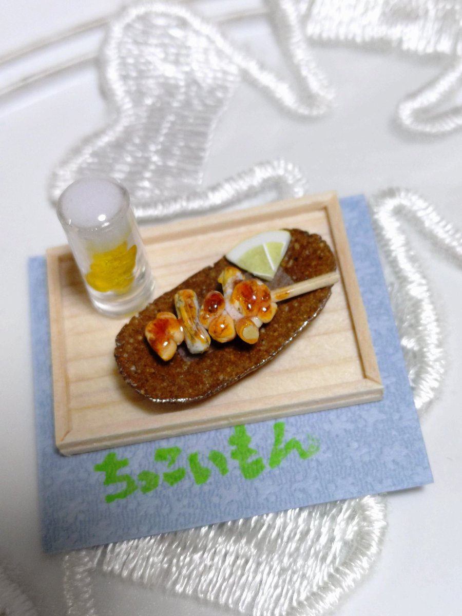 ドルミス戦利品
<a href="/chiccoi_mon/">ちっこいもん</a> 　様
お団子セット🍡🍡
陶器も本格的でめちゃめちゃ可愛い✨️
お団子は取り外しできるので、前回の焼き鳥とビールを置いてみた🍺
どっちも美味しそう🤤
いつも可愛い作品をありがとう🙏💕