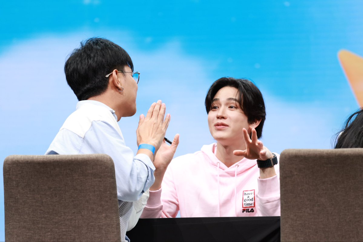 kham_surasak's tweet image. เจมส์อยากบอกพี่นิวว่า ขอบคุณจากใจเลยนะที่อยู่ตรงนี้ ขอบคุณที่ส่งพลังดี ๆ ออกมาจนเจมส์รู้สึกว่าโลกมันน่าอยู่ขึ้นเยอะเลย พี่เป็นเหมือนที่พักใจเล็ก ๆ ของเจมส์ในวันที่เหนื่อยมาก ๆ เลย รักนะครับ 🤍 @new_thitipoom 

#Tawan_V #newwiee #TayNew #เตนิว 
#GMMTVFANIVALxTayNew