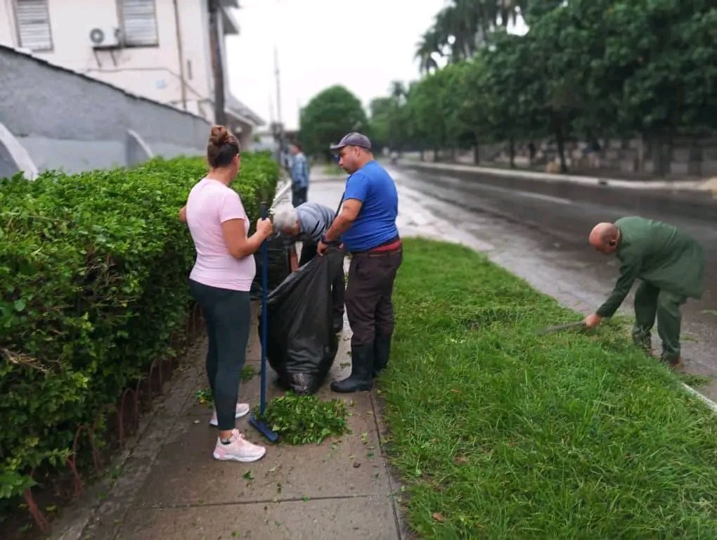 Los trabajadores de la DGS de #VillaClara realizaran trabajo voluntario encaminado a la limpieza e higienización de nuestra institución de salud. Al llamado de la Patria ! Presentes ! 
#CubaPorLaVida
#VillaClaraConTodos