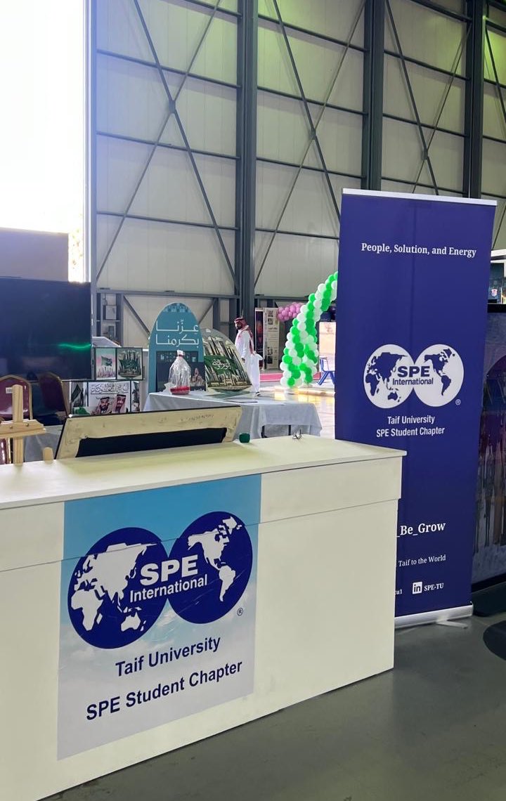 1EngAbrar's tweet photo. تجربة جميله مع نادي @spe_tu1 خلال فعاليات اليوم الوطني في قاعدة الملك فهد الجوية 🇸🇦
سعدت بالمشاركة مع المهندسات المبدعات في تقديم كود تفاعلي أضفى لمسة تقنية مميزة على الفعالية 💚 💚 https://t.co/9Zgty5sCcO