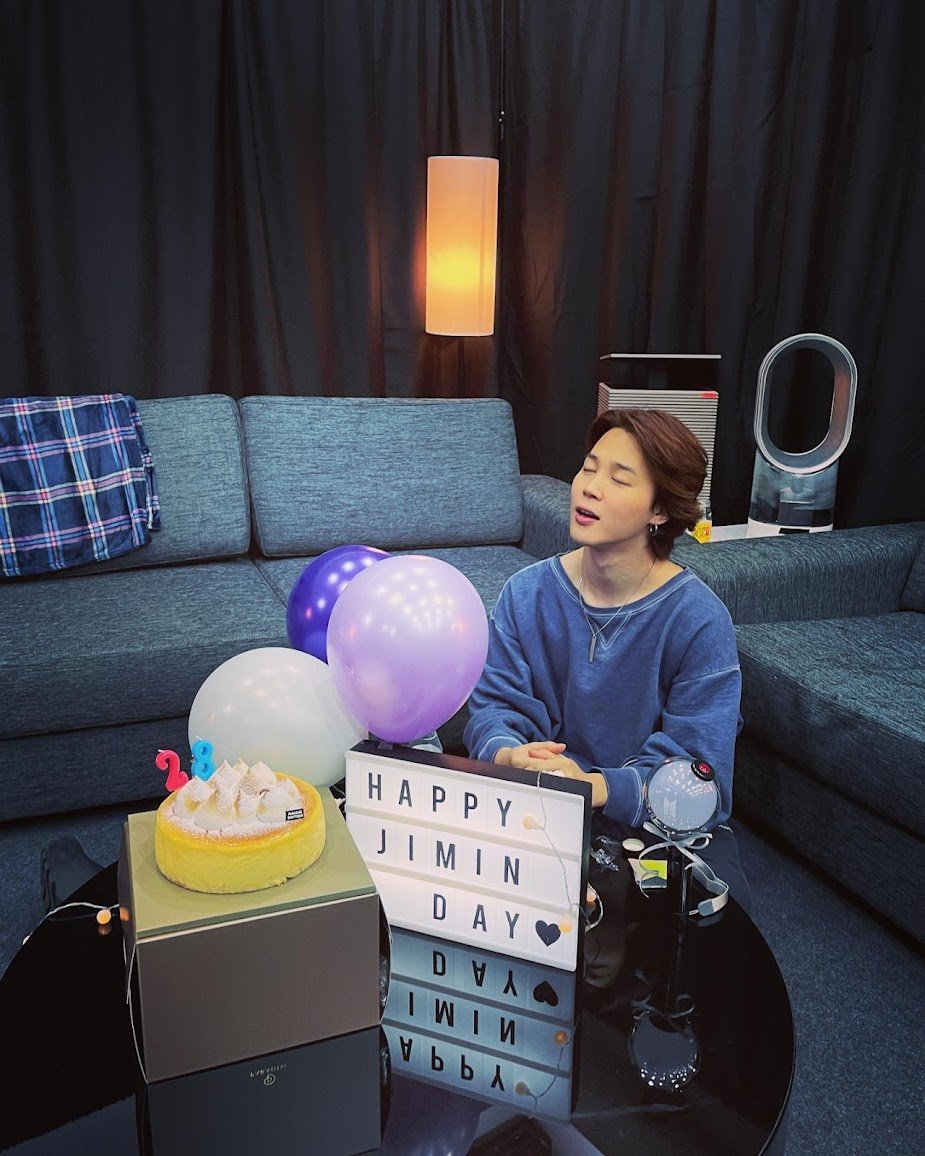 🎂 FELIZ ANIVERSÁRIO JIMIN!! 🥳

Obrigada nos inspirar a sermos melhores, a amar mais e a viver cada instante com felicidade e propósito.
Obrigada por existir e tornar o mundo mais leve e cheio de amor. 

Para o nosso Jimin de ontem, de hoje e de todos os amanhãs: nós amamos
