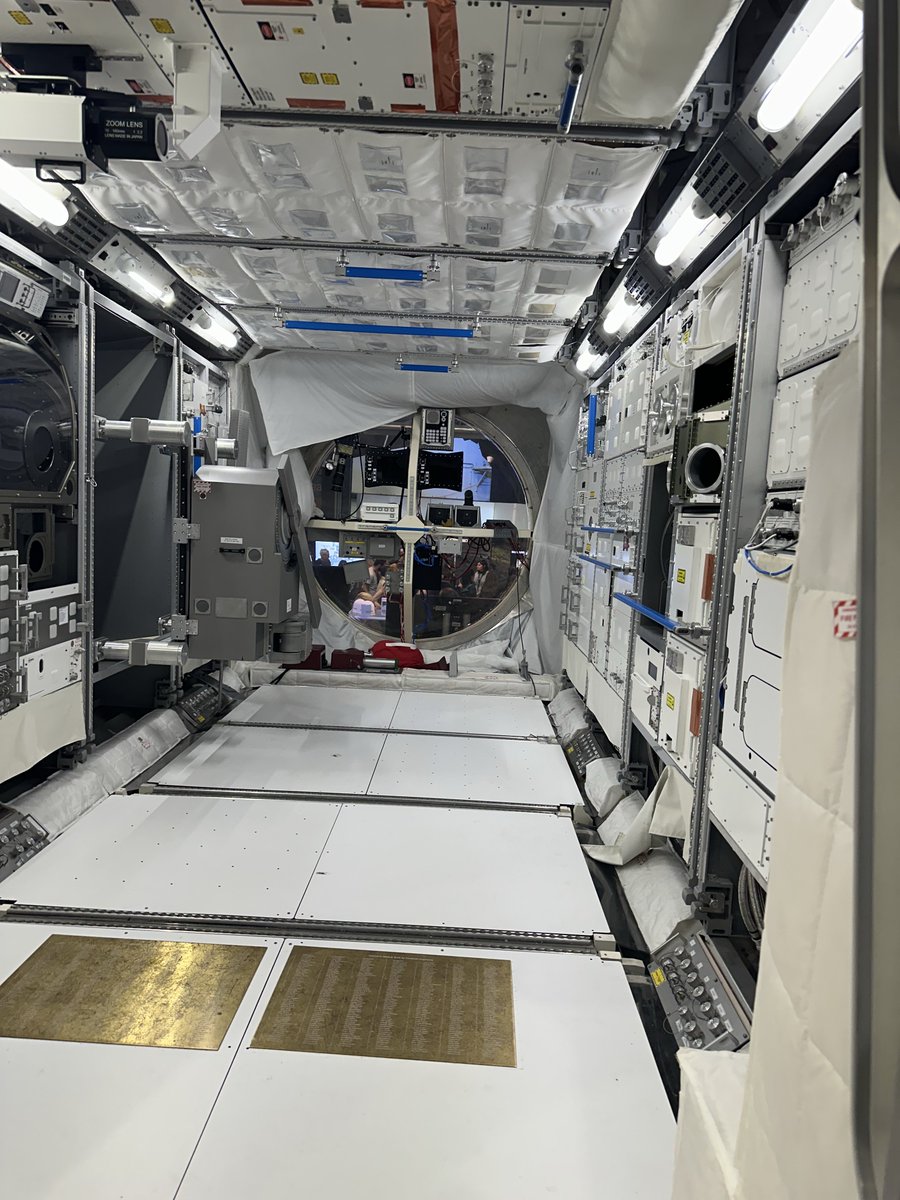 usehex's tweet image. А вот это вот копия шатла Columbus который сейчас на мкс, это настоящая копия чтобы с земли уметь чинить на ней