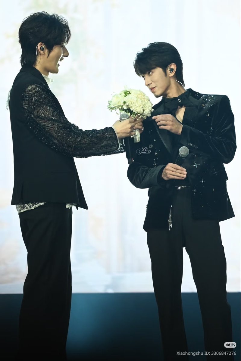Gao_tu_shen's tweet image. #langtu didn&apos;t get proper ending and look now what happened 

Sassy gaotu came out

PEIEN IN THESE 2 PICS
OMG 
HE IS A MENANCE

#JiangHeng #SeekyLi #jiangli