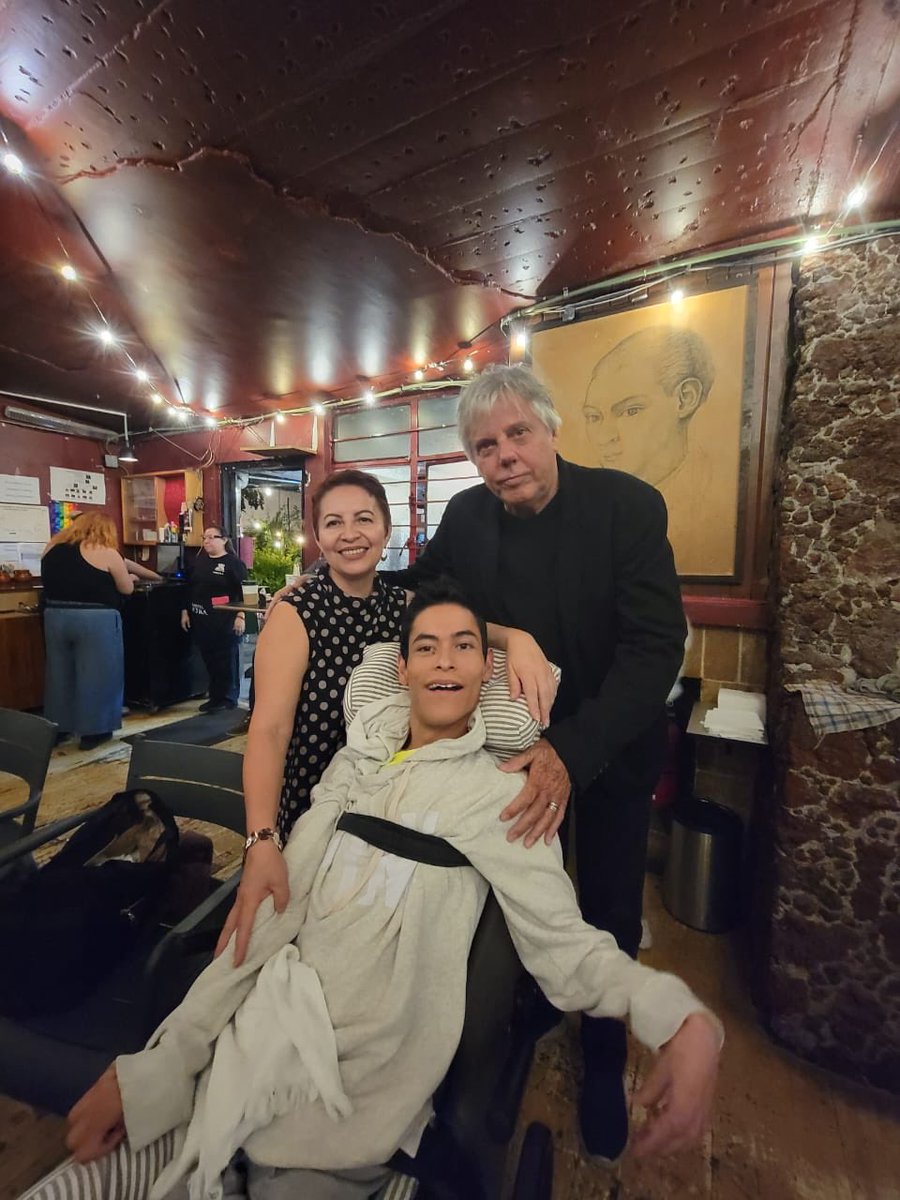 Anoche fui al Vicio a ver “Mentirijillas” con Fernanda, Nora, Ceci y Fernando y me divertí mucho, y allí me encontré con Daniel y su mamá 
Nos vemos el viernes 17 allí mismo!