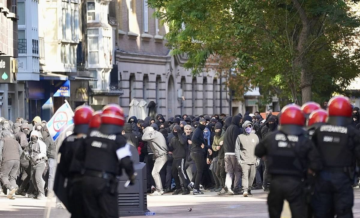 LAB Gasteiz Lautada Errioxa (@labgasteiz) on Twitter photo 💢 Ertzaintzak faxistak eta beraien gorroto diskurtsoa babestu eta gazte antifaxistak atxilotzen dituela salatzen dugu
💢 <a href="/LABsindikatua/">LAB SINDIKATUA</a>-k atxilotuei elkartasuna adierazten die, beraien askatasuna exijituz, eta Gasteiz antikoloniala eta antifaxista aldarrikatzen dugu 💢 Ertzaintzak faxistak eta beraien gorroto diskurtsoa babestu eta gazte antifaxistak atxilotzen dituela salatzen dugu
💢 <a href="/LABsindikatua/">LAB SINDIKATUA</a>-k atxilotuei elkartasuna adierazten die, beraien askatasuna exijituz, eta Gasteiz antikoloniala eta antifaxista aldarrikatzen dugu