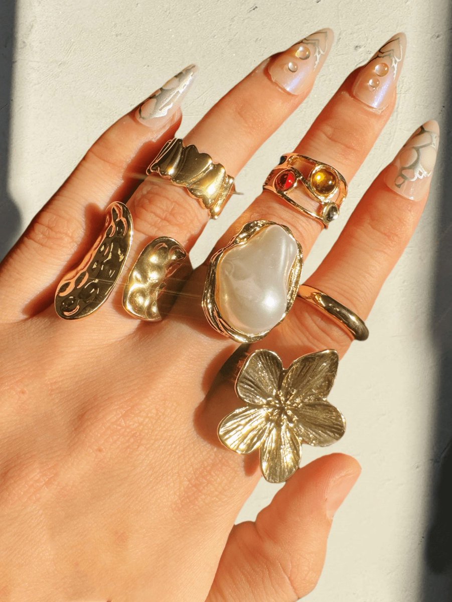 Unique Store tweet media