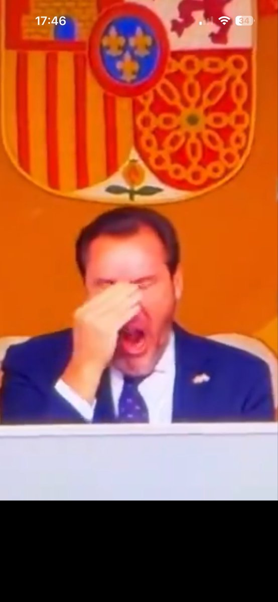 El orangután de <a href="/oscar_puente_/">Óscar Puente</a> haciendo de las suyas en la tribuna de personalidades, parece que ayer hubo fiestecita con polvos pica pica y "monitas de pago.."? 

MAKUMBA LOS MODALES 🦍🦍🦍🦍🦍