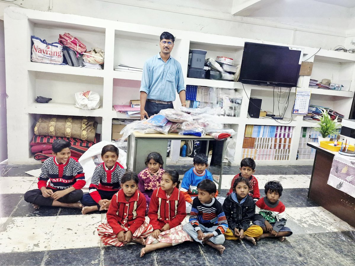 દિવાળી સાથે શિયાળો પણ આવતો એ સમયે આશરે 100 ગરીબ અભ્યાસપ્રેમી બાળકોને સેટર આપવાનો સંકલ્પ લીધો.આજે પ્રતિકરૂપે 10 બાળકોને સેટર આપીને શરૂઆત કરી. 100 બાળકો ને આપીશું.આ બાળકો ભિખારી નથી,પરંતુ સંઘર્ષ કરતા વિદ્યાર્થીઓ છે. તેમની આંખોમાં સપનાઓછે અને આ નાની મદદ તેમની માટે મોટી ઉષ્મા સમાન છે