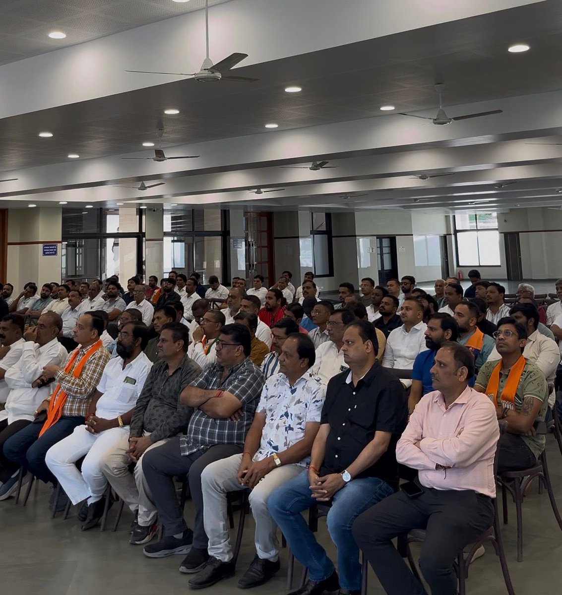 પારડી વિધાનસભા ક્ષેત્રમાં GST સુધારાઓને આવકારતો સંમેલન

માનનીય વડાપ્રધાન શ્રી નરેન્દ્રભાઈ મોદી સાહેબના માર્ગદર્શન હેઠળ થયેલા GST સુધારાઓને આવકારવા વાપી ખાતે યોજાયેલા કાર્યકર્તા અને જાગૃત વ્યાપારી સંમેલનમાં માર્ગદર્શન તેમજ ચર્ચા કરવામાં આવી.કાર્યક્રમમાં પારડીના ધારાસભ્ય અને