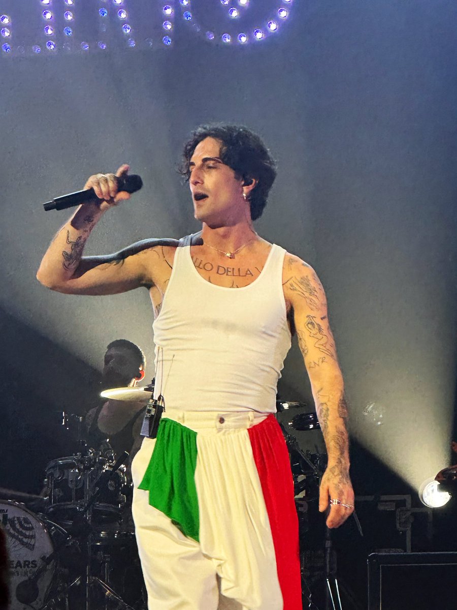Ayer fui a ver al nuevo rey de Roma dar su primer show solista en su ciudad. Joven talentoso y bello. Fue una re: qué noche Teté! Si no conocen a Damiano David, vayan a escucharlo (y mirarlo) que amerita.