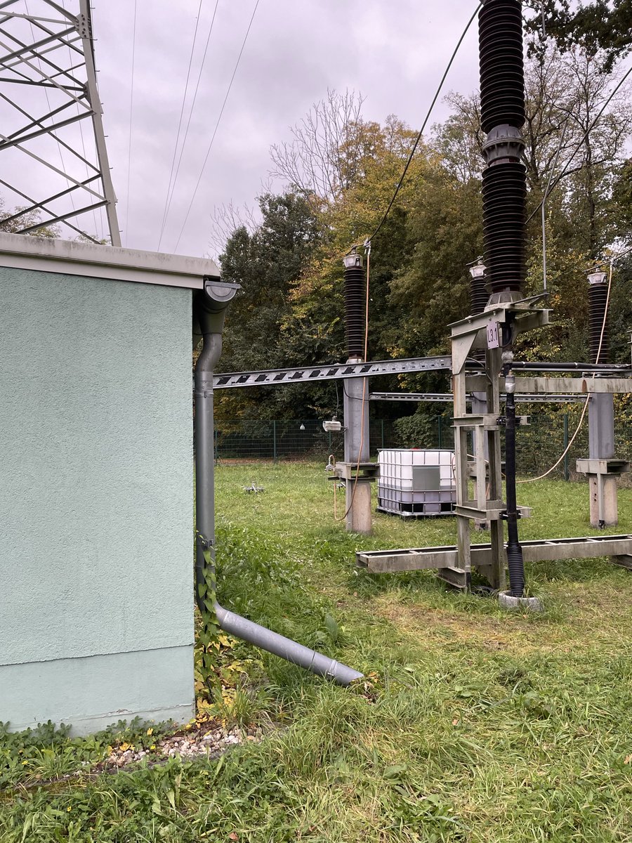 Ich brauche mal Followerpower Starkstromtechnik: 
Was wird hier gemacht? Das ist eine freigeschaltete 110 kV Endmastanlage mit Ölkabeln und an den Ableitungen in die Erde wird derzeit Öl offenbar abgepumpt (oder zugeführt?) aber warum? Vorbereitung zum Rückbau oder Wartung?