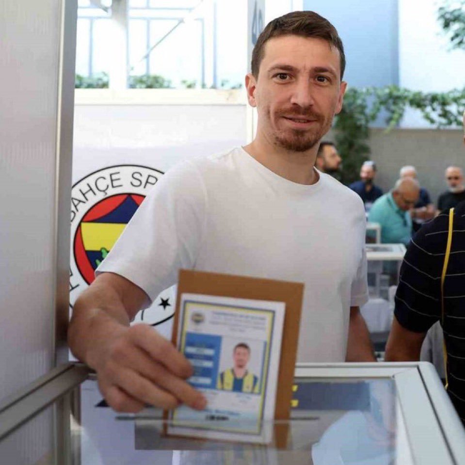 Fenerbahç'de ilk kadro dışı kalması gereken isim Mert Hakan Yandaştır.