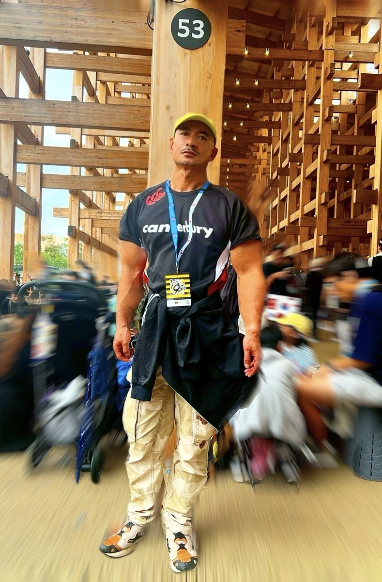 jangoool's tweet image. 万博大屋根リングの柱にはナンバリングがされており自分の年齢と同じ柱とスナップショットを撮るのが隠れた人気となってるらしいのでそれに習うオッサン