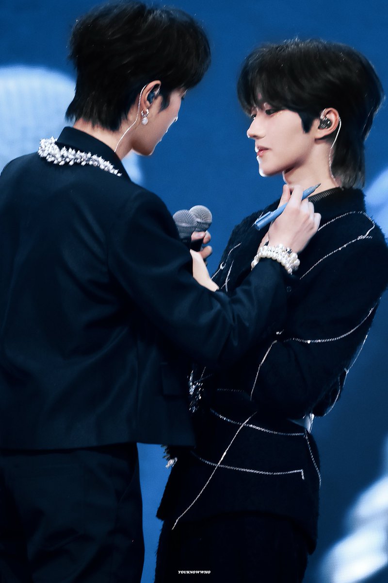 ntdoublep's tweet image. อยากถามชิวชิวว่า ตอนมองคอหวงซิงใกล้ๆนี่รู้สึกยังไงบ้างคะ คือถ้ามีใครท้าให้นี่สาบานว่าไม่เคยอะไรกับลูกเลย นี่ตอบได้เลยว่า ไม่!! เรื่องไร เดี๋ยวตายฟรี 😆😆😆 แกดูรูปแรก คอประมาณนึง แต่การจือปากคือไม่ไหวจริง 🫠🫠

D4 FOREVER HEARTS 

#D4FerventBKK 
#HuangXing #QiuDingjie #XingQiu