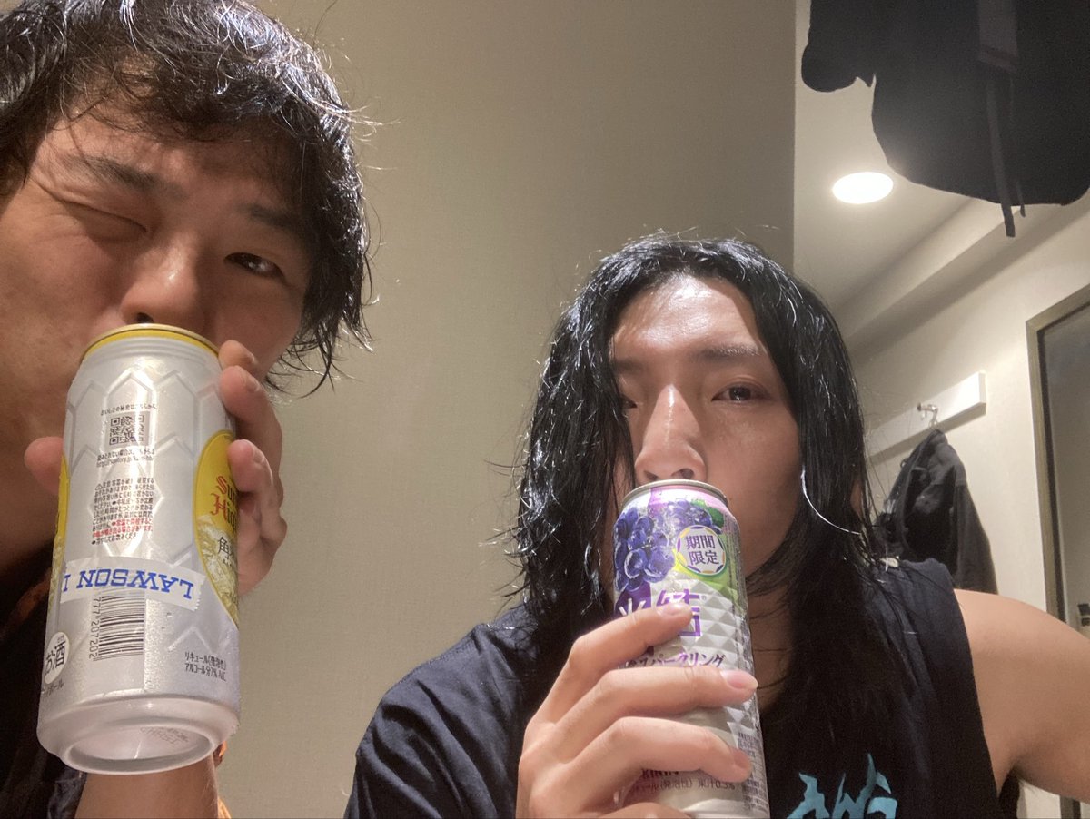 松江より無事帰宅

悪玉の寝坊とパンクしたタイヤ交換をやっててこんな時間になっちまった…

それにしても最高の3daysだったな、色んな事がありすぎて初日神戸が遠い昔のことのよう

やっぱりKiNGONSとのツアーは楽しいな
またやりたいな

って次のツアー解禁されてる！？（ぎゃふんっ）

お楽しみ♪