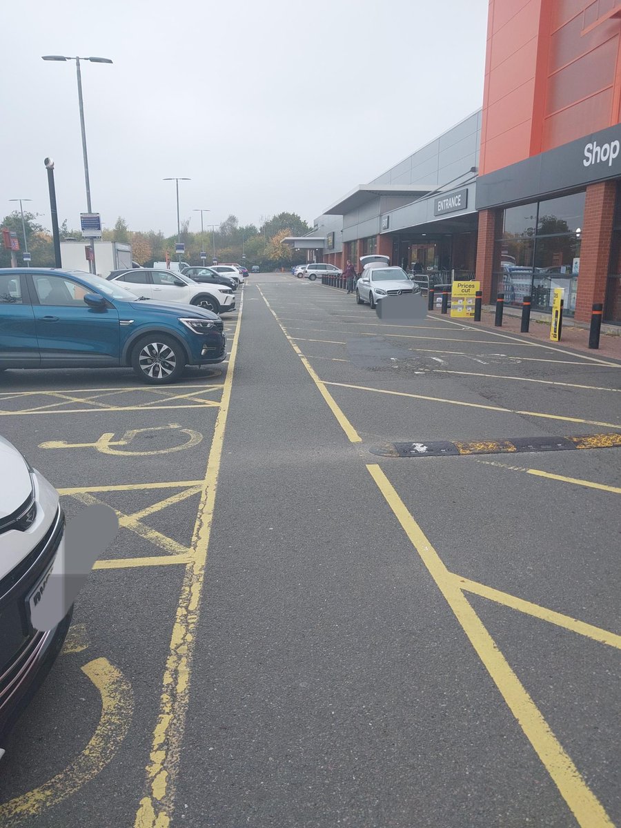 👮‍♂️ Halesowen NHT were out this afternoon patrolling around B&amp;Q on Mucklow Hill and the surrounding area. Officers engaged with the public, offering safety advice and building community connections. #SaferStreets #CommunityPolicing #Halesowen