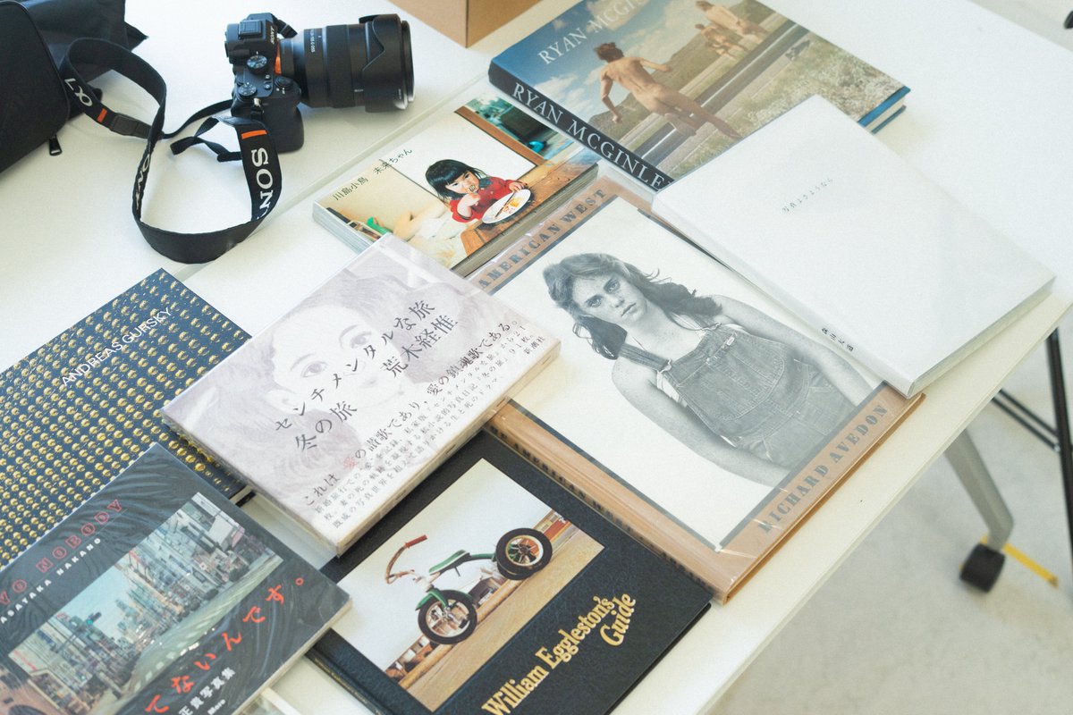 フィルム時代の巨匠たちの写真集を学生達に📷
アラーキー、AVEDON、森山大道、川島小鳥。
技術やお作法も大切だけれど、「見る目」を養うことも
とっても大事ですね。
貴重な写真集を気軽に貸してくれる友人に感謝〜🙏