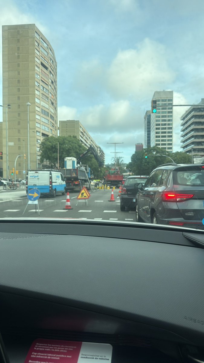 Mitja hora per fer un tram del carrer Numància per unes obres tocant a Sants q tallen carrils i ningú regula el trànsit per donar altres opcions i que l’embús sigui menor. #Barcelona