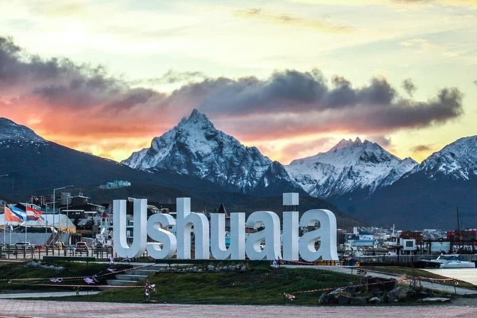 ✨💙¡FELIZ CUMPLEAÑOS QUERIDA USHUAIA!✨💙

Hoy celebramos el 141 aniversario de esta ciudad única, símbolo de quienes hacen patria desde el fin del mundo. A cada vecina y vecino que, con esfuerzo y trabajo contribuye día a día al crecimiento y desarrollo de nuestra amada Tierra