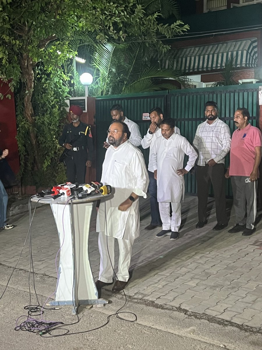 sukhwinderkotli's tweet image. हमने हरियाणा की दलित आईपीएस अधिकारी बाई पूरन कुमार के परिवार के साथ अपना दुख साझा किया, जिन्होंने भाजपा सरकार से तंग आकर आत्महत्या कर ली थी। हम न्याय मिलने तक उनके परिवार के हर आंदोलन में उनका साथ देंगे।
विधायक सुखविंदर सिंह कोटली, आदमपुर
#JusticeForPooranKumar #DalitJustice…