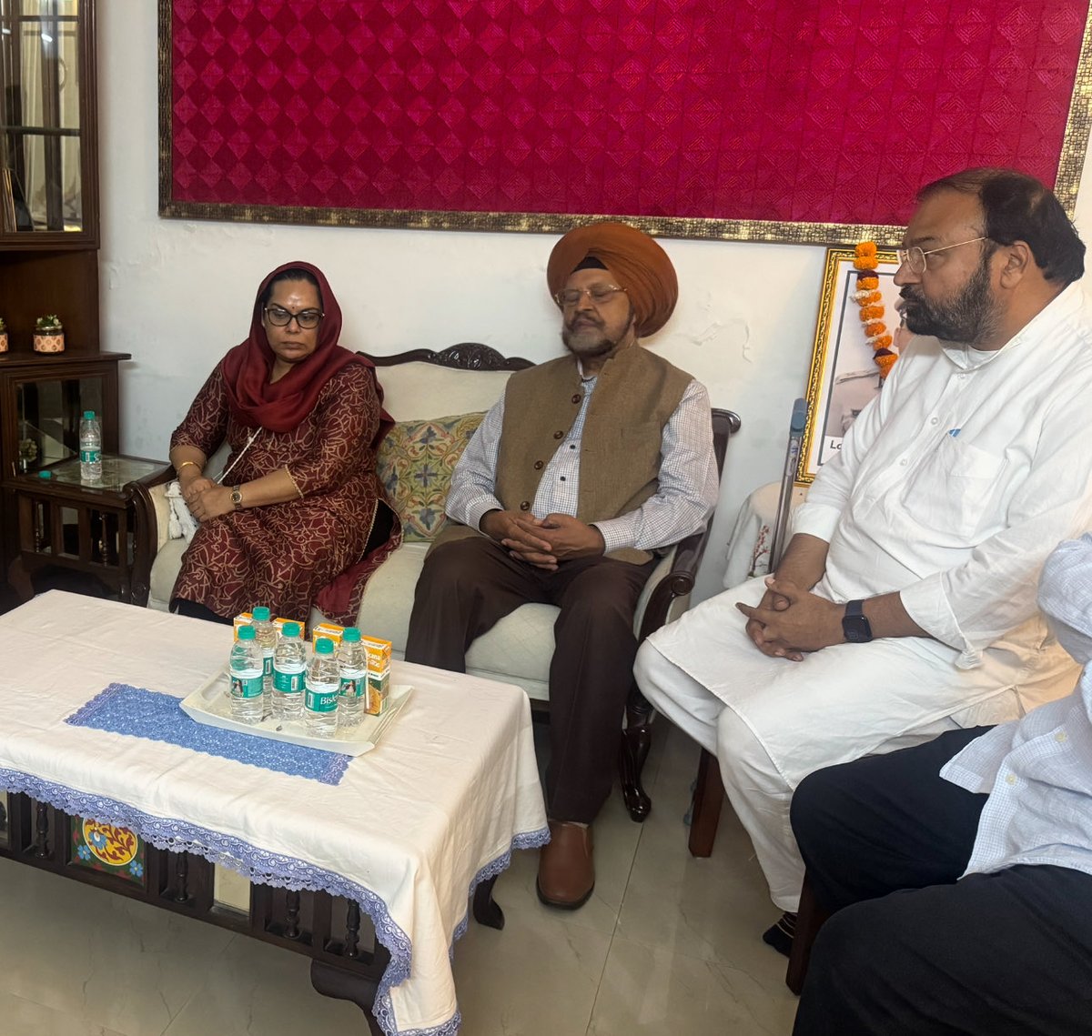 sukhwinderkotli's tweet image. हमने हरियाणा की दलित आईपीएस अधिकारी बाई पूरन कुमार के परिवार के साथ अपना दुख साझा किया, जिन्होंने भाजपा सरकार से तंग आकर आत्महत्या कर ली थी। हम न्याय मिलने तक उनके परिवार के हर आंदोलन में उनका साथ देंगे।
विधायक सुखविंदर सिंह कोटली, आदमपुर
#JusticeForPooranKumar #DalitJustice…