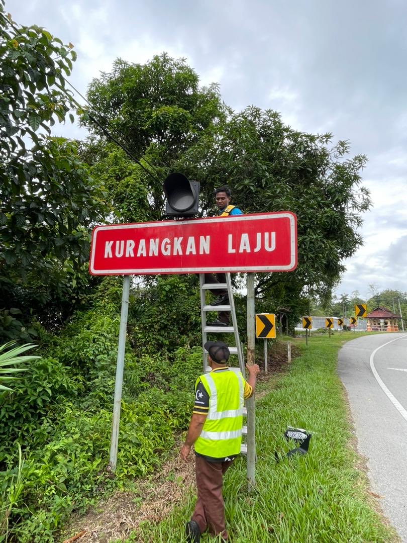 12 OKTOBER 2025  I  AHAD

Kerja2 pemasangan lampu amaran (amber light)baharu telah siap dilaksanakan di kawasan selekoh Kg Rahmat. Inisiatif ini dilaksanakan bagi meningkatkan tahap keselamatan &amp; memberi peringatan awal kpd pengguna jalan raya yg melalui kawasan berisiko tinggi.