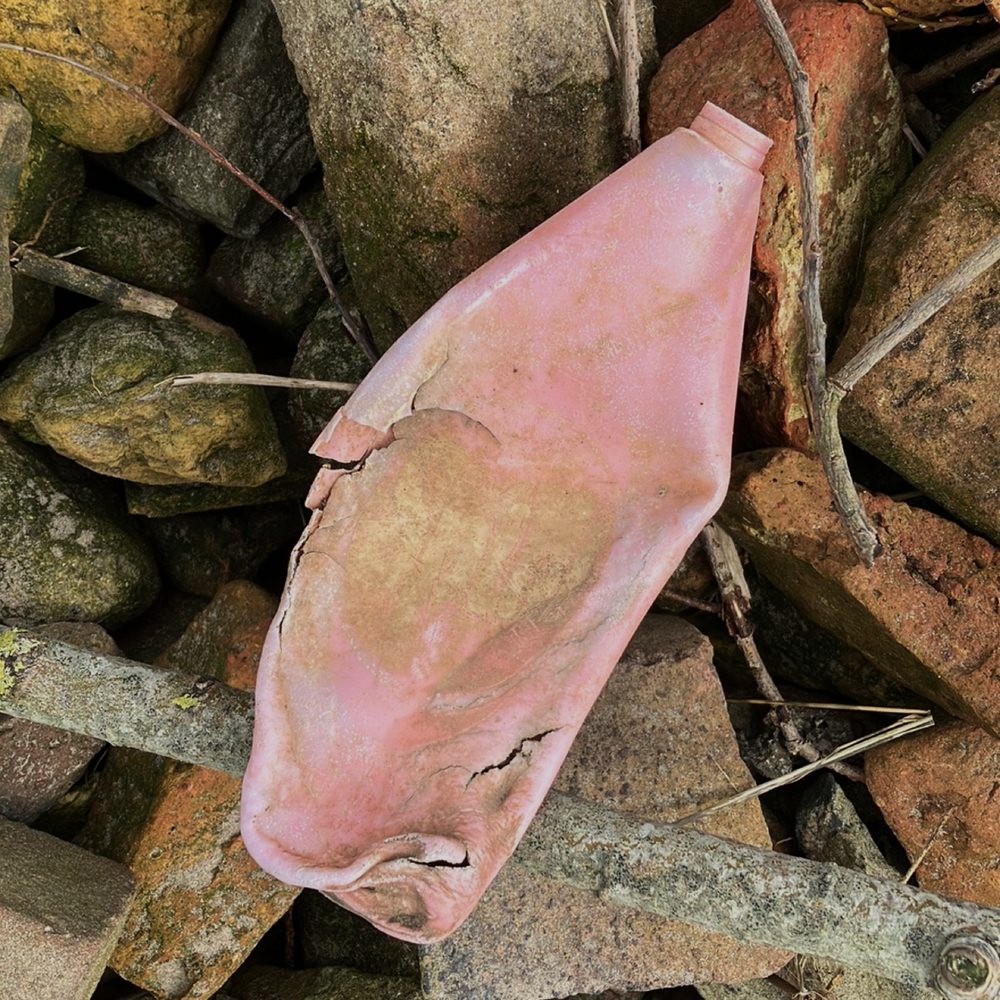 Lekjutter's tweet image. Afwasmiddel flacon van het Duitse merk &quot;Spüli&quot; sinds 1965 van @ProcterGamble en in 1992 vervangen door Fairy. Vandaag van de hoogwaterlijn van storm Amy geplukt.