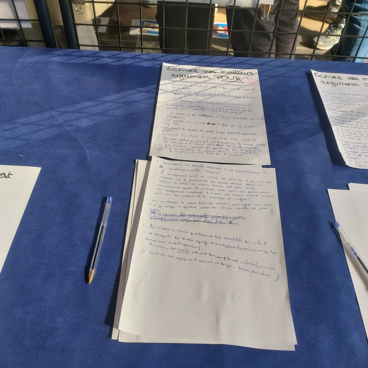 Ma modeste contribution (la dernière sur la feuille - cliquez pour la voir) à un débat à l'occasion de la #FetedelaScience  en faveur de l'interdiction des RS pour les moins de 15 ans...