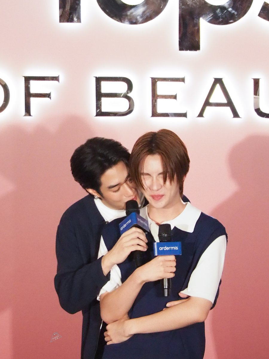 CommonHaus's tweet photo. 251012 #ArdermisxTleFirstOne 
หอมเลยให้มันจบๆ ได้ไหมคะจะได้ไม่ต้องลุ้น😳 นี่ก็เคี้ยวฟันตามแล้วตอนถ่ายเนี่ยยยย

♡📷#TLE_mtm #Firstone 
#TleFirstone #เติ้ลเฟิร์สวัน https://t.co/bcxoJN0Pom