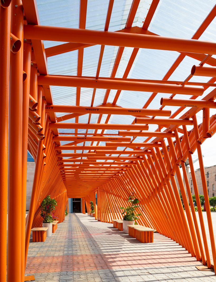 nudes' flow pavilion forms sinuous steel-pipe bridge between two exhibition halls in india designboom.com/architecture/n…