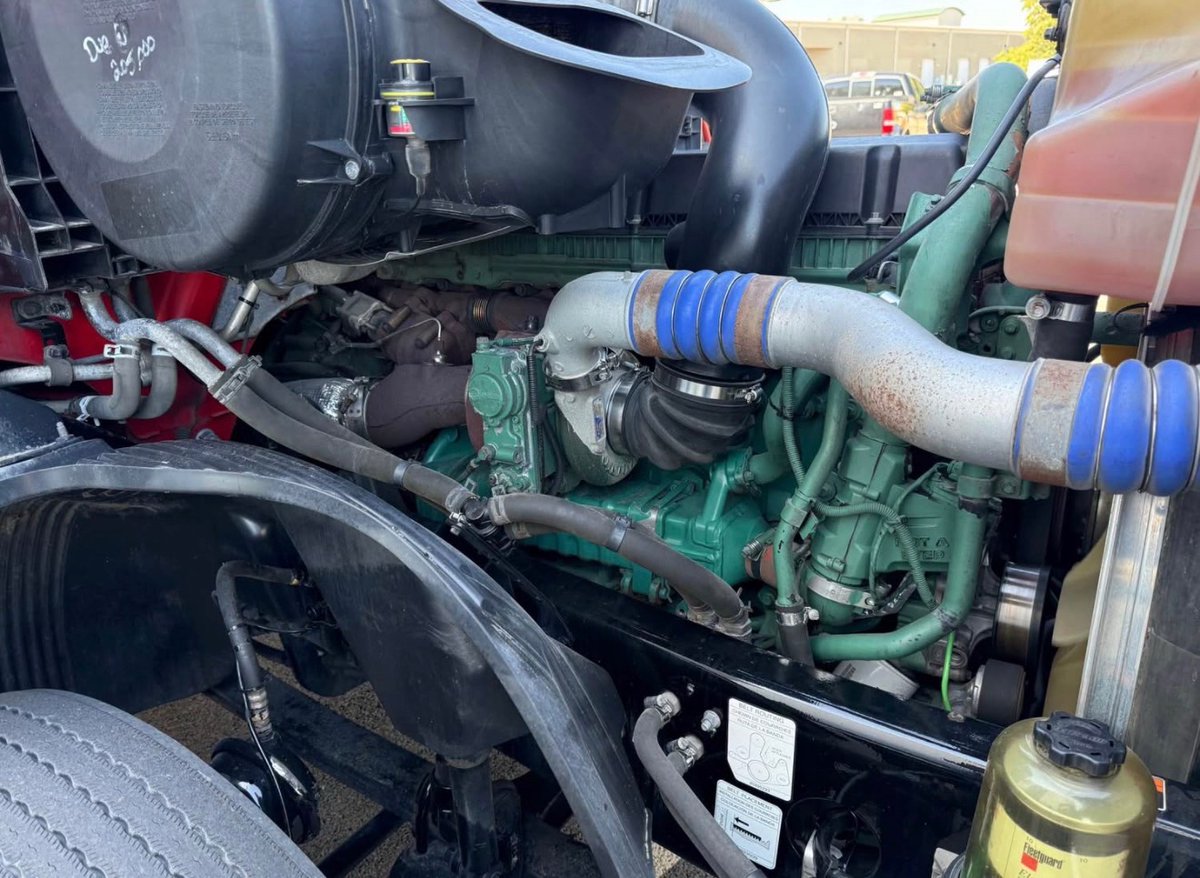 kozy_corner2000's tweet image. 2021 Volvo VNL 860 270k miles • 505HP • APU • Excellent condition • Ready to work • Road proven reliability #volvo #volvotrucks #owneroperator #fyp #truckForSale