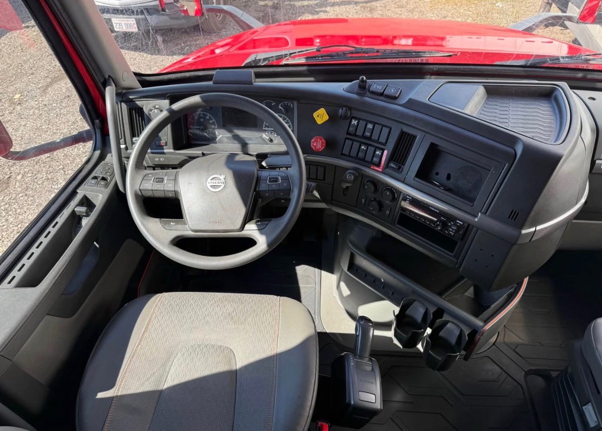 kozy_corner2000's tweet image. 2021 Volvo VNL 860 270k miles • 505HP • APU • Excellent condition • Ready to work • Road proven reliability #volvo #volvotrucks #owneroperator #fyp #truckForSale