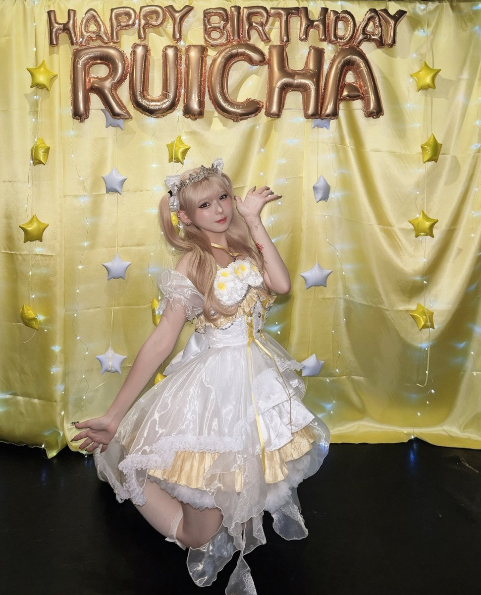 10/12をすっごく幸せな日にしてくれてありがとうございました！！こんなに沢山の方々からおめでとうを言われたの初めてで
ほんとに、ほんとに嬉しくて幸せでした✩⡱
遠くからでも、近くでも、色んな形で行動して愛を伝えてくれる支えてくれる皆が、だいすきです❤︎
一生忘れない思い出をありがとう💫