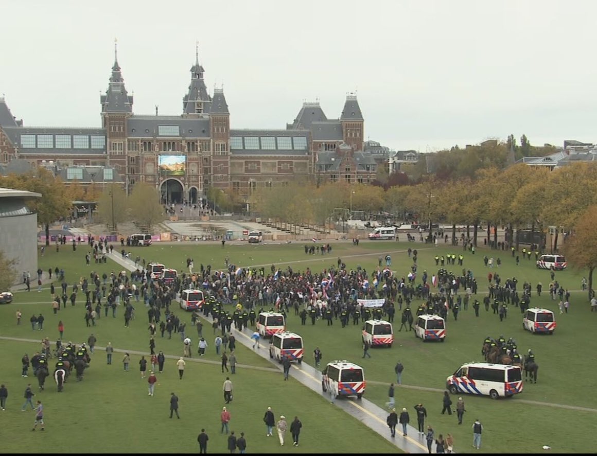 boteijnsen's tweet photo. De fanzone en de mars naar het stadion vielen een beetje tegen vandaag. Ik had vrolijke mensen verwacht, maar dit waren  wat sneue, zure en boze types. #Museumplein https://t.co/gZtszwUYAu