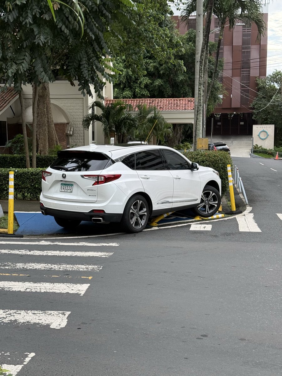 Carto26's tweet photo. Inaceptable, por más que tenga permiso de SENADIS, no le da derecho a interrupir el acceso peatonal, obstruir paso cebra y dañar la protección (Bolados) instalada para el peatón. Eso no es estacionamiento. @ATTTPanama @serenavamvas1 @AlvaroAlvaradoC @JcSanFco https://t.co/gQMwTQwPTA
