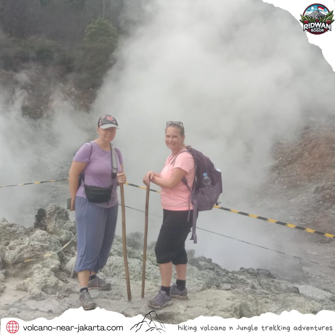 GuideRidwan's tweet photo. Zwei Schweizerinnen wanderten auf den Mount Salak, erkundeten den aktiven Krater &amp; badeten unter Dschungel-Wasserfällen – mit Ridwan Guide 🌋🌿
Echtes Abenteuer. Echte Natur.
👉 https://t.co/8hgrltffCy

#AbenteuerIndonesien #IndonesienEntdecken  #ReisenNachJava #SchweizReist https://t.co/KBGoUzEmME