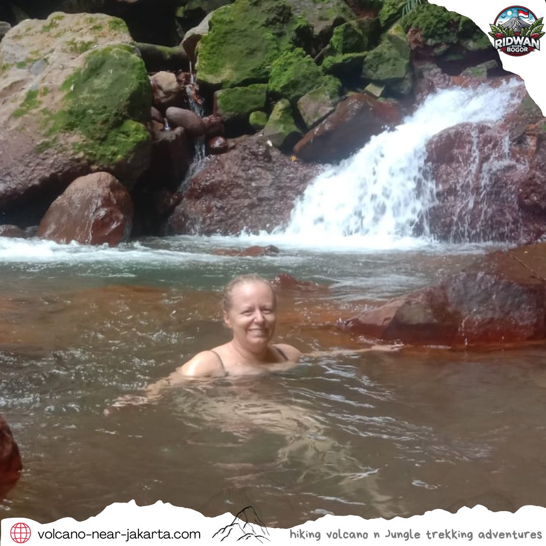 GuideRidwan's tweet photo. Zwei Schweizerinnen wanderten auf den Mount Salak, erkundeten den aktiven Krater &amp; badeten unter Dschungel-Wasserfällen – mit Ridwan Guide 🌋🌿
Echtes Abenteuer. Echte Natur.
👉 https://t.co/8hgrltffCy

#AbenteuerIndonesien #IndonesienEntdecken  #ReisenNachJava #SchweizReist https://t.co/KBGoUzEmME