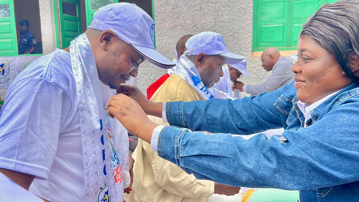 sergesindani01's tweet photo. 🔴#RDC À #Buta (Bas-Uélé) — 341 nouveaux membres, provenant de divers horizons, ont adhéré au parti Agir pour le Congo (#AGPC) de la Sénatrice @CaroleAgitho Amela. Cette adhésion massive, saluée comme historique, traduit le soutien croissant à la vision du Chef de l’État Félix Tshisekedi, que la Sénatrice met en œuvre à travers ses initiatives de développement provincial.
En présence du Ministre provincial de l’Intérieur Jean-Pierre Maziambola, les nouveaux adhérents, par la voix du Chef de Travaux Victor Tabu, ont exprimé leur confiance dans l’engagement et le leadership de Carole Agito. Cet élan renforce la position de l’AGPC dans le Bas-Uélé et confirme l’influence grandissante de la Sénatrice.