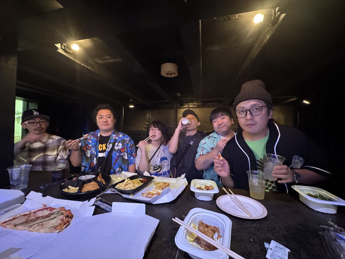 beebeepine's tweet photo. 今日のビービーパイン
たくさん動いて、ギャグして、たらふく食べて大満足🥳
キャッチロックフェスありがとうございました🙌キャッチロック社長で、ナルシズのドラマーみんな大好き我らの山本さんと❤️
足を運んでくださった皆様、本当にありがとうございました！しかし超満員だったーすごいー！！ https://t.co/qA8TozLtIu