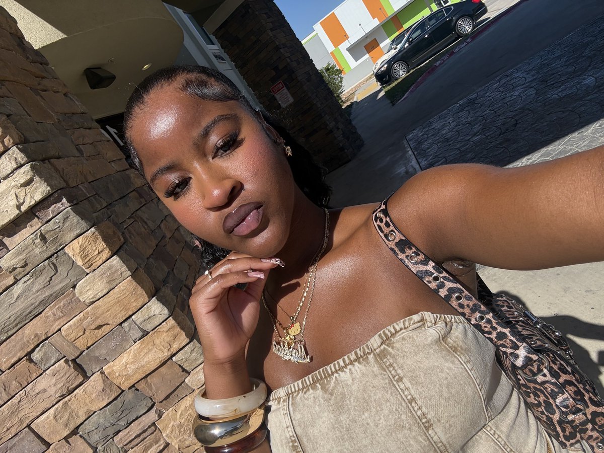 markiaschante's tweet photo. TXST hoco don’t owe me nothinggg, i was so sexy https://t.co/35AIeyAegg