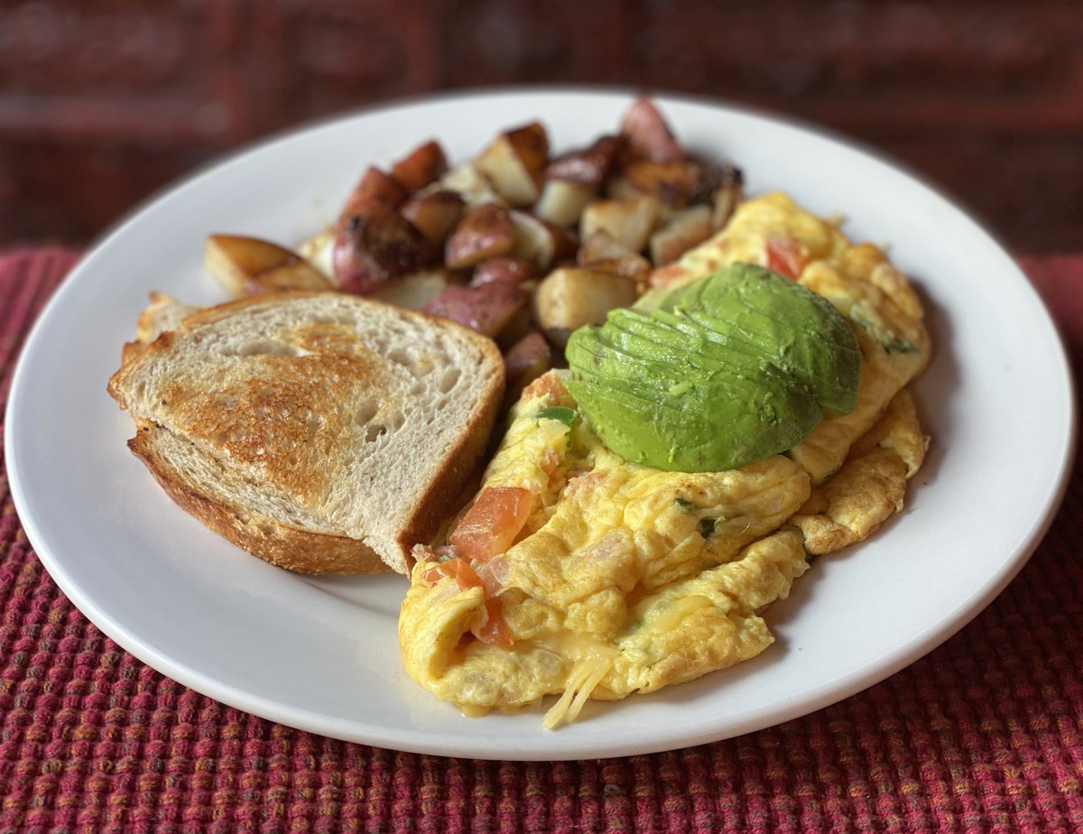 Get your #SundayFunday started with brunch! Our Mexican Omelet comes with tomatoes, jalapenos, onions, Chihuahua cheese, avocado and sour cream + toasted sourdough, and home fries. Available every Saturday and Sunday 11A-2P. #chicagobrunch #brunchchicago #chicagobars 📷TLM