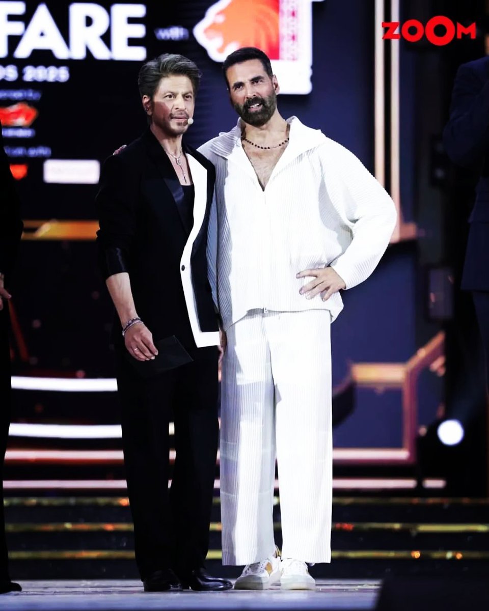 AkshayK66719595's tweet image. History captured in one click. ❤️

No rivalry, just royalty The best of Bollywood in one moment..,!

#Filmfare2025 #AkshayKumar #SRK