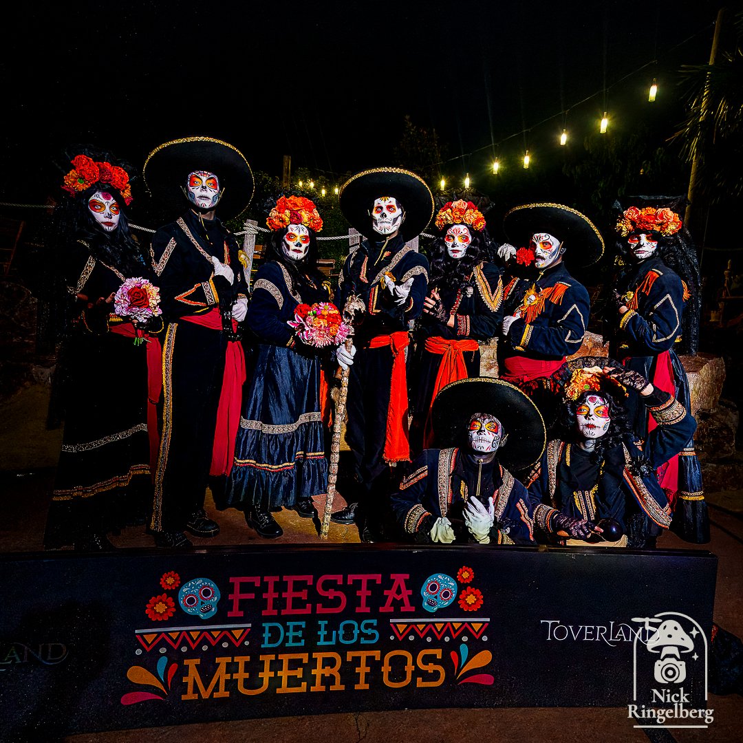 RingelbergNick's tweet photo. Fiesta de los Muertos 💐marigolds, maskers en een stille processie die tóch veel zegt.
#Toverland #FiestaDeLosMuertos #HalloweenNights #ScareZone #DiaDeLosMuertos #Calavera #Catrina #Marigolds #ThemePark #Pretpark #ThemeParkPhotography #NightPhotography #LowLight #SpookySeason https://t.co/f8lOQ0CPUY