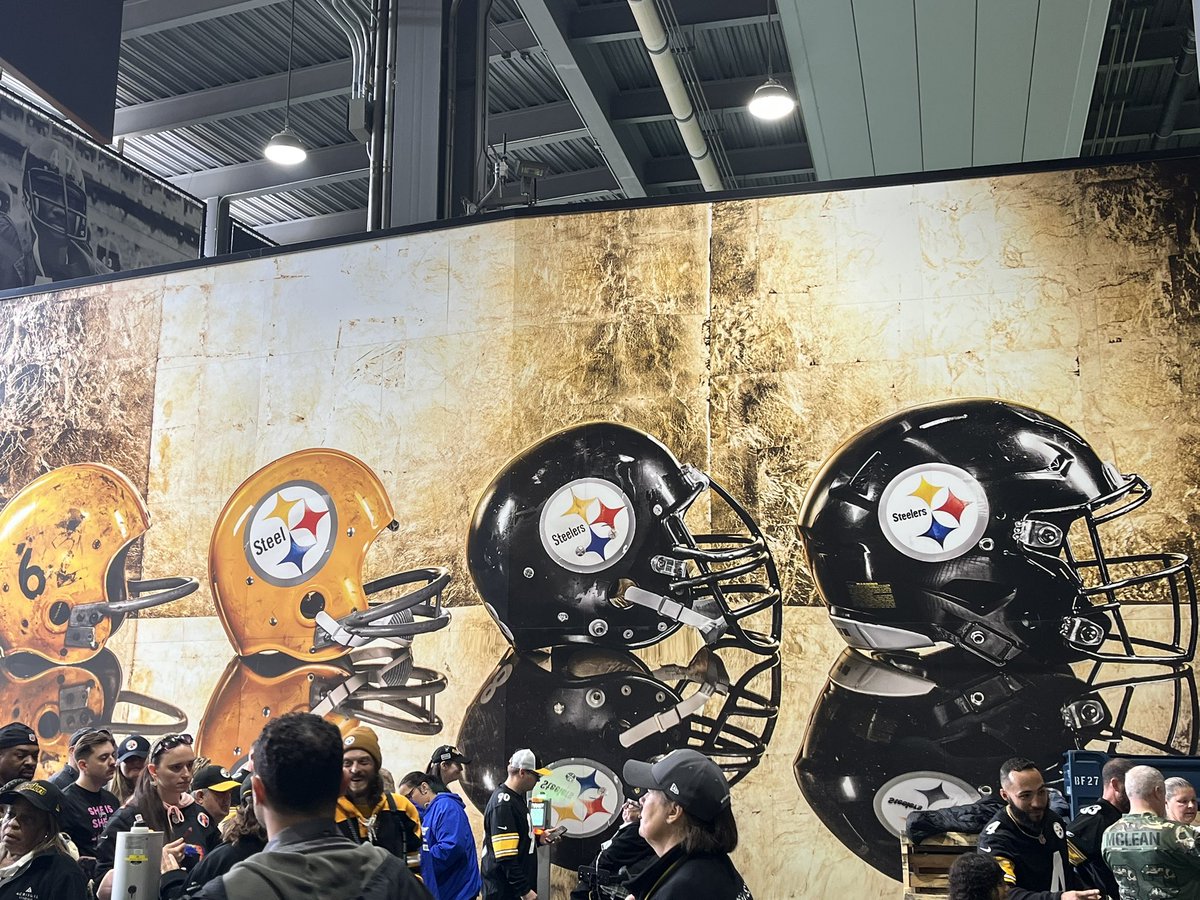 cawdiddy21's tweet image. We have arrived in The Burgh 🏈 #HereWeGo