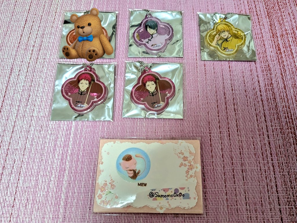 〘交換〙黒子のバスケ 黒バス 中華街ミッション 花形ラメアクリルチャーム

譲｜高尾 氷室 赤司2 黄瀬
　　コースター 黄瀬(等身)
求｜同種桃井1 or 購入特典 桃井(🐼)

10/24〜10/30 中外カフェ手渡し可能。
ラメアクリルチャーム⇔🐼の場合は、金額の関係で2点ご提供いただける方だと嬉しいです‥！
