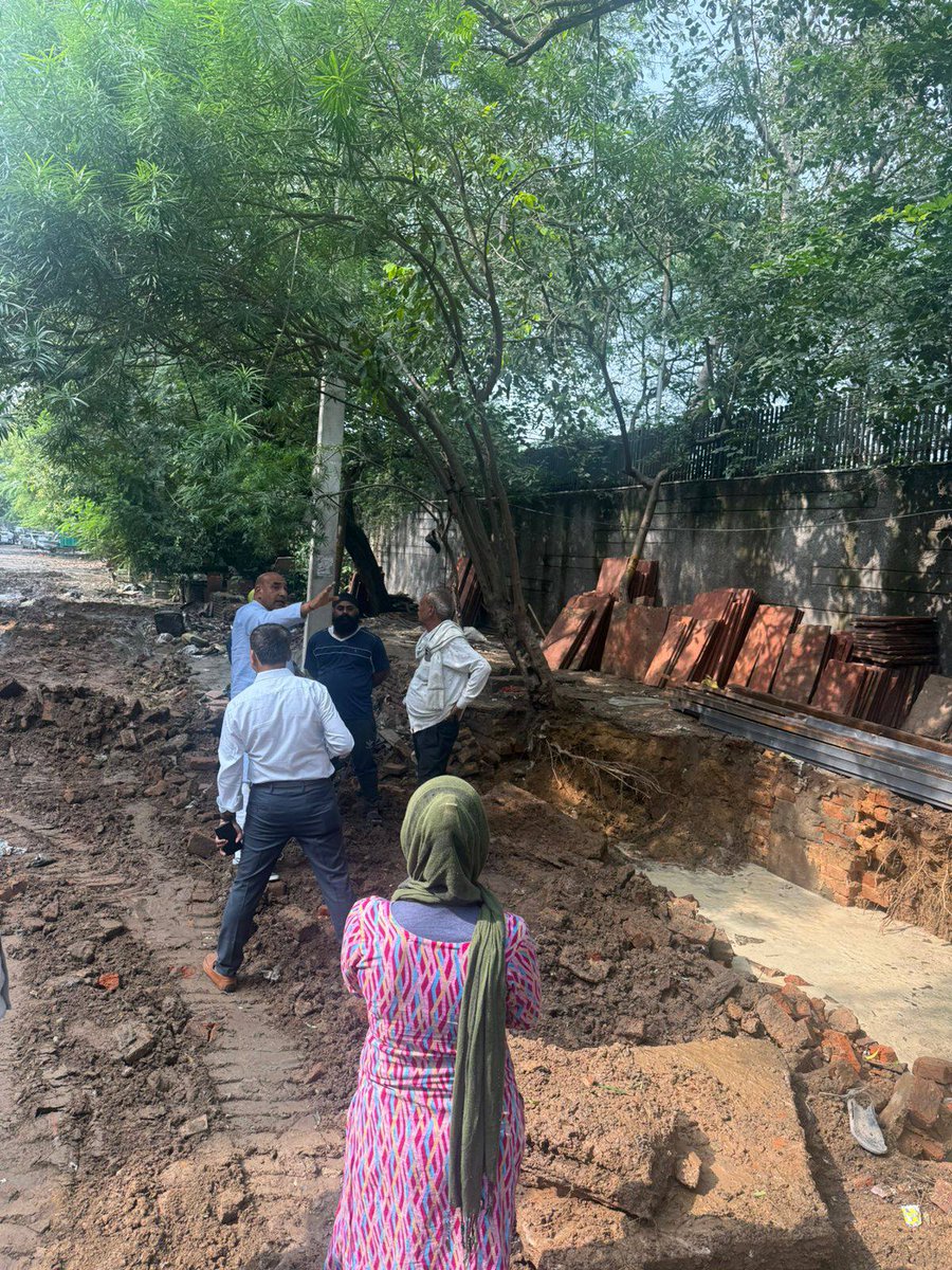 नेहरू विहार में सड़क निर्माण कार्य प्रगति पर 
नेहरू विहार क्षेत्र में सड़क निर्माण का कार्य पिछले कई दिनों से लगातार जारी है।
स्थानीय निवासियों की सुविधा को ध्यान में रखते हुए तेज़ी से काम किया जा रहा है ताकि जल्द से जल्द सड़क तैयार होकर लोगों को बेहतर आवागमन की सुविधा मिल सके।
