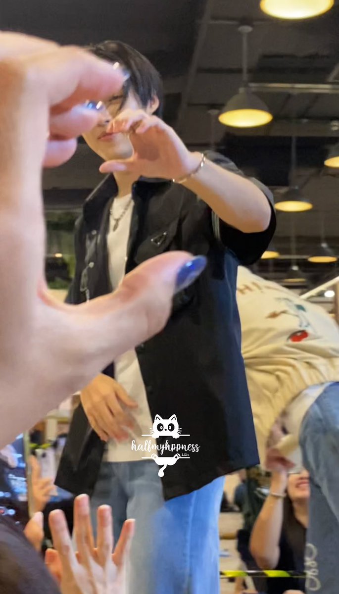 halfmyhppness's tweet image. First time meet with LukeMick

Review : LukeMick is very warm to fans, LukeMick is very sincere, LukeMick has a good etitide, LukeMick is dating 55555555 (They can&apos;t be separated, They are always close to each other almost 1cm) 

LUKEMICK FANSIGN PERTAMA

#GMMTVFANIVALxLukeMick…