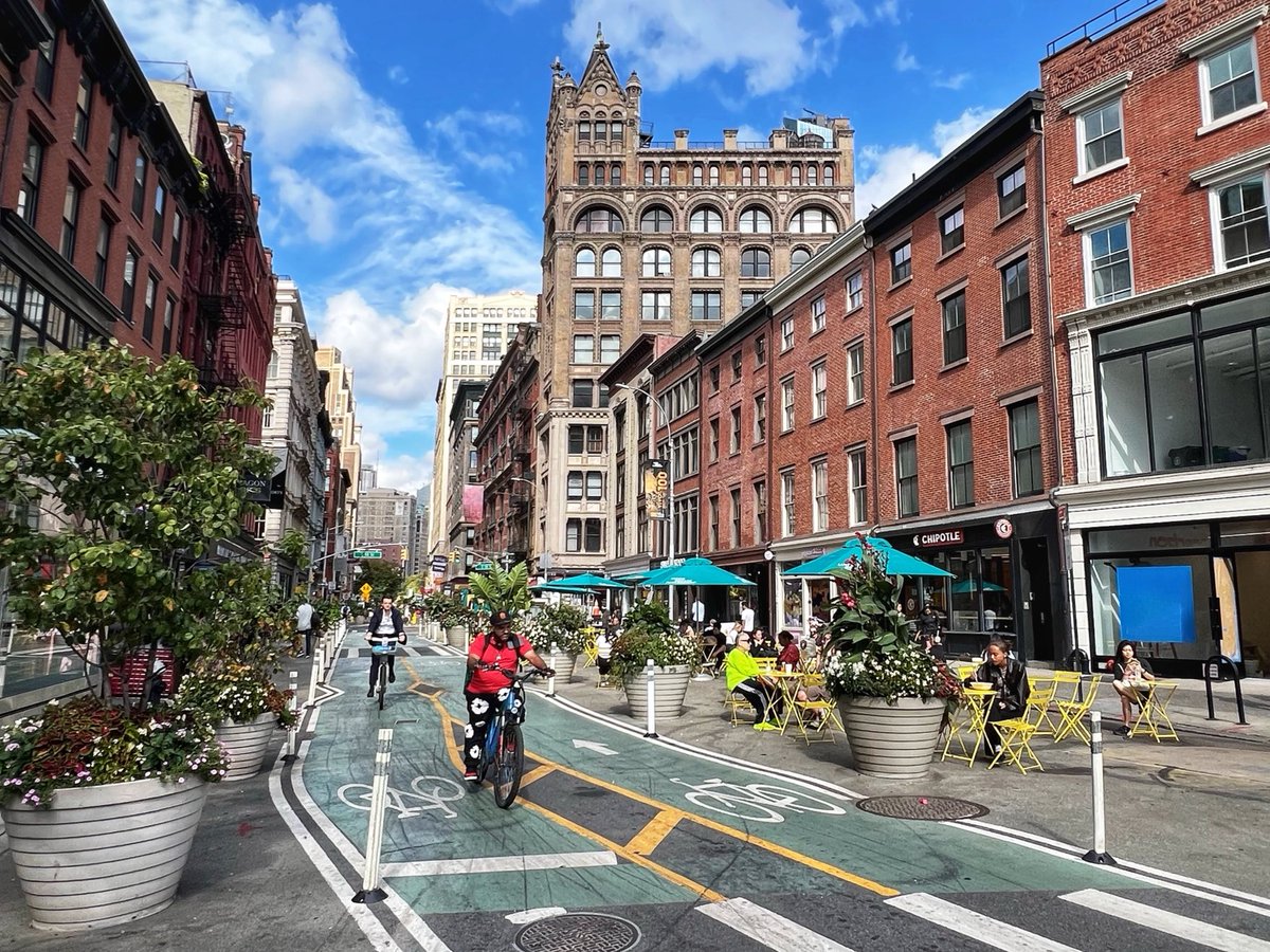 Qagggy's tweet image. Some of the urbanism happening in New York City…is stunning.