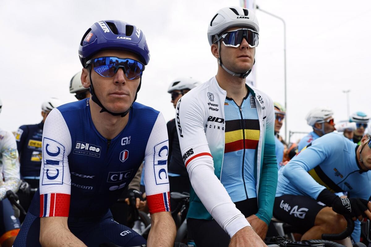 lequipe's tweet image. Présent au départ des Mondiaux de gravel dimanche, où il ne voulait pas se prendre la tête, Romain Bardet a été victime de deux crevaisons et a abandonné après un peu plus de trente kilomètres. l.lequipe.fr/l4G